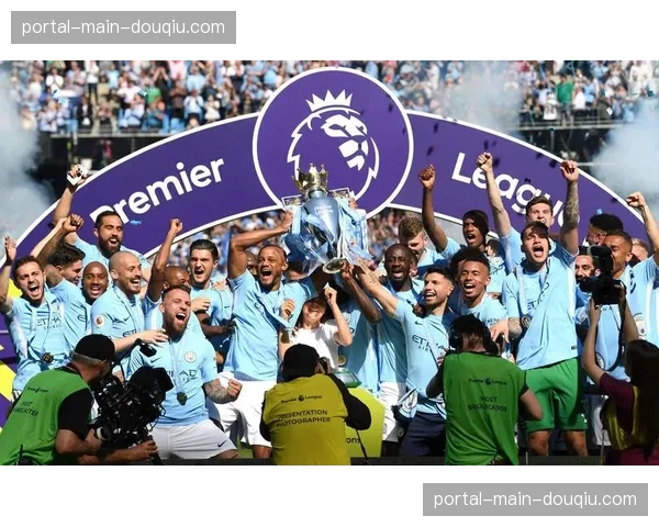 “英超冠军奖杯巡展”在曼彻斯特启动，吸引数千名球迷参观