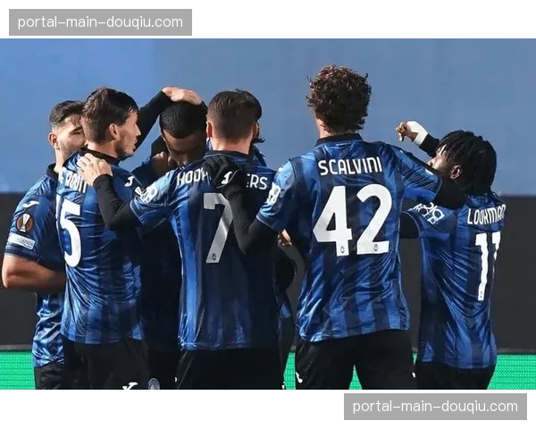 特写瞬间:亚特兰大门将扑点后激情捶地,点燃蓝色竞技场 特写瞬间:亚特兰大门将扑点后激情捶地,点燃蓝色竞技场