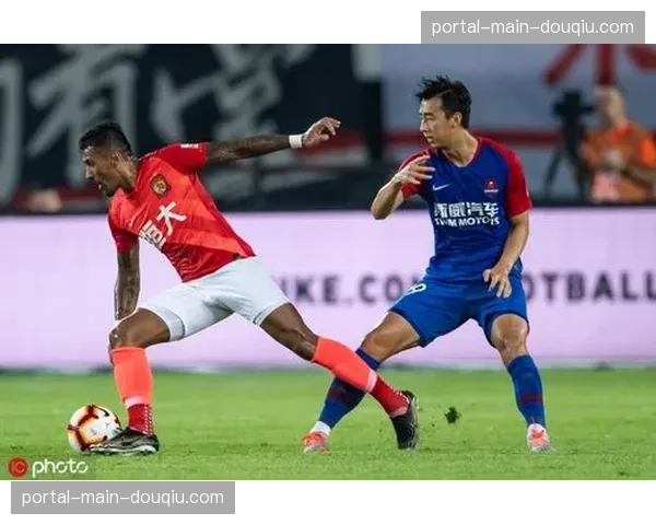 记者评论：VAR对越位判罚的毫米级精度，是否正促使各队采用更高位的防守线？